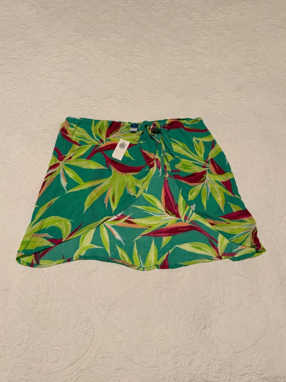 High-Waisted Gauze Wrap-Front
Sarong Swim Skirt Tropical Print M - Picture 3 of 7